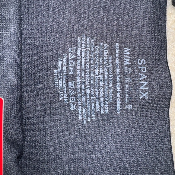 Spanx. Seamless Camo leggings. Color: black camo. Size:M - Picture 3 of 3